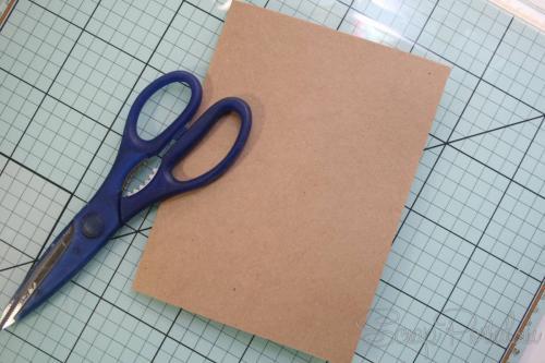 Берём лист крафт-бумаги, плотностью 160 г/м2 или кардсток подходящего цвета. Сгибаем и бигуем место сгиба.